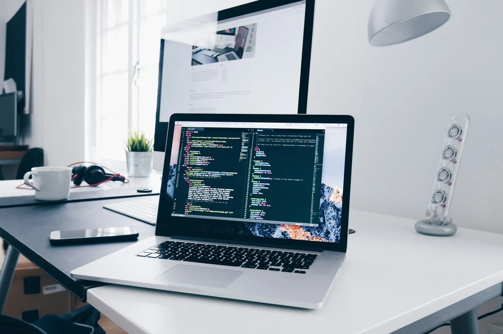 ノートPCでWeb制作をしている作業机の様子